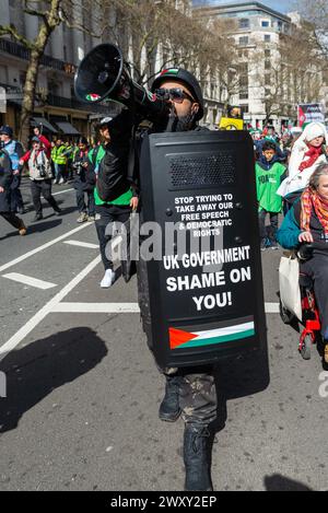 Protest gegen die Eskalation der Militäraktion im Gazastreifen während der Konflikt zwischen Israel und Hamas andauert. Männlich in Uniform im para-Militärstil Stockfoto