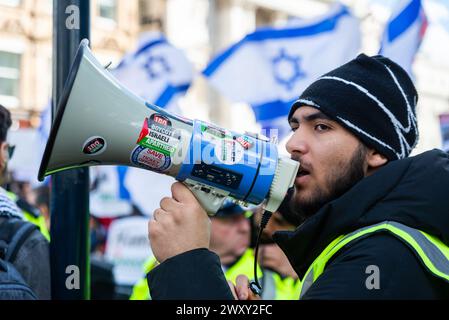 Der Protest gegen den Konflikt zwischen Israel und der Hamas geht weiter. Pro-palästinensische Demonstranten durch Israel Flaggen von Gegenprotestantisten Stockfoto