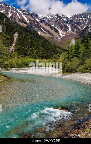 Kristallklarer Fluss in Richtung schneebedeckter Berge (Kamikochi, Japan) Stockfoto