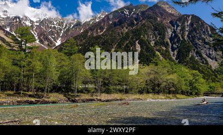 Fluss Azusa und Kappabashi im Kamikochi Wandertal von Nagano, Japan Stockfoto