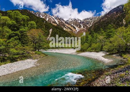 Kristallklarer Fluss in Richtung schneebedeckter Berge (Kamikochi, Japan) Stockfoto