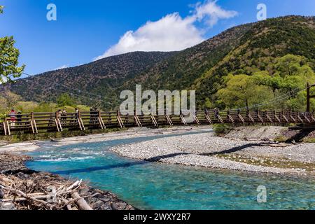 Myojin Brücke über den Fluss Azusa im Kamikochi Wandergebiet von Nagano, Japan Stockfoto