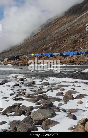 Zero Point, ein beliebtes Touristenziel im Norden von sikkim, umgeben von schneebedeckten Bergen, einem Gebirgsbach, der durch das Alpental in indien fließt Stockfoto