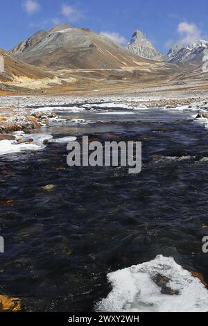 Zero Point, ein beliebtes Touristenziel im Norden von sikkim, umgeben von schneebedeckten Bergen, einem Gebirgsbach, der durch das Alpental in indien fließt Stockfoto