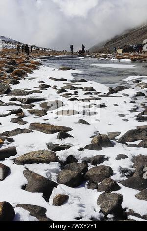 Zero Point, ein beliebtes Touristenziel im Norden von sikkim, umgeben von schneebedeckten Bergen, einem Gebirgsbach, der durch das Alpental in indien fließt Stockfoto