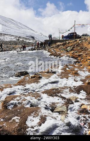 Zero Point, ein beliebtes Touristenziel im Norden von sikkim, umgeben von schneebedeckten Bergen, einem Gebirgsbach, der durch das Alpental in indien fließt Stockfoto