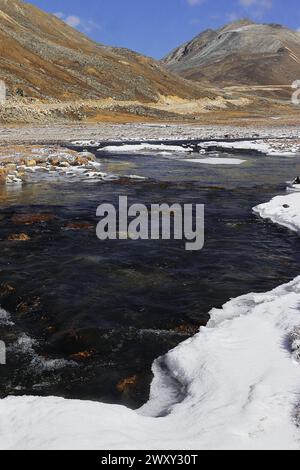 Zero Point, ein beliebtes Touristenziel im Norden von sikkim, umgeben von schneebedeckten Bergen, einem Gebirgsbach, der durch das Alpental in indien fließt Stockfoto
