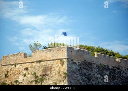 Koules Venezianische Festung am alten Hafen von Heraklion, Ziel der Insel Kreta Griechenland. Griechische winkende Flagge auf Steinmauer berühmtes Denkmal, blauer Himmel Hintergrund. Stockfoto