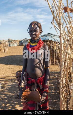 Omorate, Omo Valley, Äthiopien - 11. Mai 2019: Porträt eines Mädchens aus dem afrikanischen Stamm Dasanesh. Daasanach sind die in Ethi lebenden ethnischen Gruppen der Cushiten Stockfoto