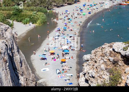 Preveli Sandstrand, Insel Kreta, Griechenland. Über dem Blick auf die Menschen, die Sommerurlaube am Meer genießen Stockfoto