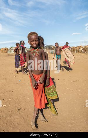 Omorate, Omo Valley, Äthiopien - 11. Mai 2019: Porträt eines Mädchens aus dem afrikanischen Stamm Dasanesh. Daasanach sind die in Ethi lebenden ethnischen Gruppen der Cushiten Stockfoto