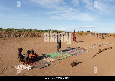 Omorate, Omo Valley, Äthiopien - 11. Mai 2019: Kinder aus dem afrikanischen Stamm Dasanesh bieten handgemachte Souvenirs. Daasanach sind Cushitic ethnischen Grou Stockfoto