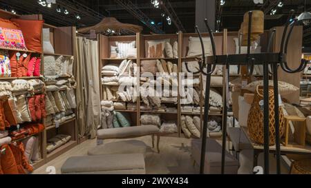 Bordeaux , Frankreich - 04 02 2024 : Maisons du Monde Logo Marke und Textschild Innenausstattung Ladenkette Urban Shop Stockfoto