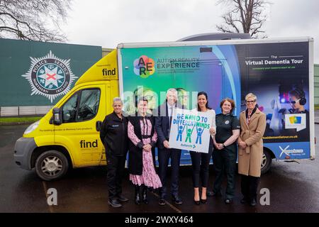 (Von links) Sally Marais, Trainerin Training2Care, Carol Mounce, PSNI's Occupational Health and Well-Being Manager, Jon Boutcher, Chief Constable des Police Service of Northern Ireland, Kerry Boyd, CEO bei Autism NI, Finola Dornan, temporäre Superintendentin beim Police Service of Northern Ireland und Advocate für Neurodiversität, und Clare Duffield, Assistant Chief Officer for People and Organisational Development, beim Training2Care Autism Virtual Reality Experience Vehicle am PSNI College in Garnerville Rd, Belfast. Die Polizei in Nordirland hat nach einem Wal eine große Lernerfahrung gemacht Stockfoto