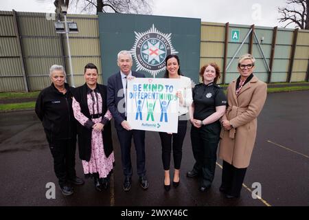 (Von links) Sally Marais, Trainerin Training2Care, Carol Mounce, PSNI's Occupational Health and Well-Being Manager, Jon Boutcher, Chief Constable des Police Service of Northern Ireland, Kerry Boyd, CEO bei Autism NI, Finola Dornan, temporäre Superintendentin beim Police Service of Northern Ireland und Advocate für Neurodiversität, und Clare Duffield, Assistant Chief Officer for People and Organisational Development, am PSNI College in Garnerville Rd, Belfast. Die Polizei in Nordirland hat eine große Lernerfahrung gemacht, nachdem sie einen Spaziergang in die Fußstapfen der Autismuskranken gemacht hat, hat der Chefkonstabler sa Stockfoto