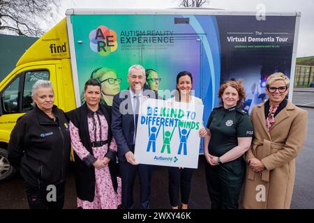 (Von links) Sally Marais, Trainerin Training2Care, Carol Mounce, PSNI's Occupational Health and Well-Being Manager, Jon Boutcher, Chief Constable des Police Service of Northern Ireland, Kerry Boyd, CEO bei Autism NI, Finola Dornan, temporäre Superintendentin beim Police Service of Northern Ireland und Advocate für Neurodiversität, und Clare Duffield, Assistant Chief Officer for People and Organisational Development, beim Training2Care Autism Virtual Reality Experience Vehicle am PSNI College in Garnerville Rd, Belfast. Die Polizei in Nordirland hat nach einem Wal eine große Lernerfahrung gemacht Stockfoto