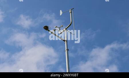 Eine Straßenlaterne unter blauem Himmel Stockfoto