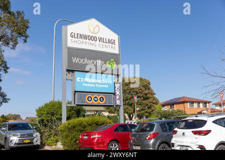 Glenwood Vorort von Sydney, in der Stadt Blacktown, mit Glenwood Einkaufszentrum mit Woolworths Supermarkt und Geschäften für die lokale Gemeinde, Australien Stockfoto