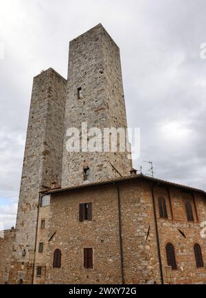 Die Salvucci Towers, auch Twin Towers genannt, in der Altstadt von San Gimignano, Toskana, Italien Stockfoto