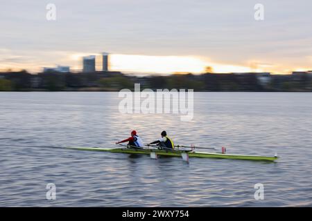 Hamburg, Deutschland. April 2024. Ruderer sind morgen früh auf der Alster. Quelle: Christian Charisius/dpa/Alamy Live News Stockfoto