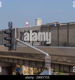 Haifa, Israel - 2. April 2024: Schilder, die zur Gerechtigkeit für Solomon Teka auffordern, vor einem Urteil des Polizisten, der ihn vor fünf Jahren erschossen hat. N Stockfoto