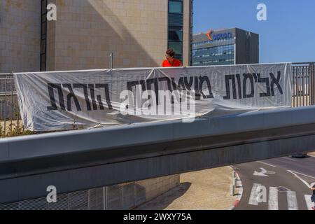 Haifa, Israel - 2. April 2024: Schilder, die zur Gerechtigkeit für Solomon Teka auffordern, vor einem Urteil des Polizisten, der ihn vor fünf Jahren erschossen hat. N Stockfoto