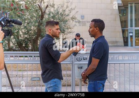 Haifa, Israel - 2. April 2024: Anhänger der Familie Solomon Teka erhalten die Nachricht über ein umstrittenes Urteil, das den Polizisten freisprach Stockfoto