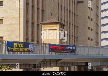 Haifa, Israel - 2. April 2024: Schilder, die zur Gerechtigkeit für Solomon Teka auffordern, vor einem Urteil des Polizisten, der ihn vor fünf Jahren erschossen hat. N Stockfoto