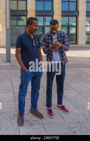 Haifa, Israel - 2. April 2024: Anhänger der Familie Solomon Teka erhalten die Nachricht über ein umstrittenes Urteil, das den Polizisten freisprach Stockfoto