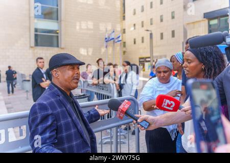 Haifa, Israel - 2. April 2024: Familienmitglieder von Solomon Teka und Unterstützer, nach dem umstrittenen Urteil, das den Polizisten freisprach Stockfoto