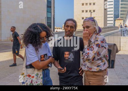 Haifa, Israel - 2. April 2024: Anhänger der Familie Solomon Teka erhalten die Nachricht über ein umstrittenes Urteil, das den Polizisten freisprach Stockfoto