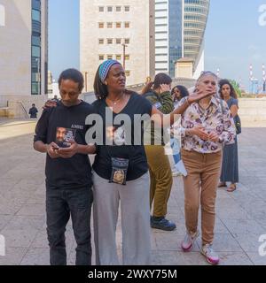 Haifa, Israel - 2. April 2024: Anhänger der Familie Solomon Teka erhalten die Nachricht über ein umstrittenes Urteil, das den Polizisten freisprach Stockfoto