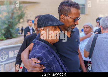 Haifa, Israel - 2. April 2024: Familienmitglieder von Solomon Teka und Unterstützer, nach dem umstrittenen Urteil, das den Polizisten freisprach Stockfoto