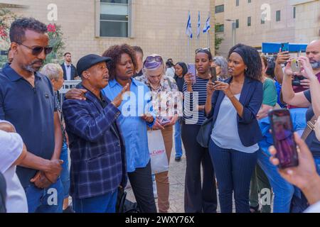 Haifa, Israel - 2. April 2024: Familienmitglieder von Solomon Teka und Unterstützer, nach dem umstrittenen Urteil, das den Polizisten freisprach Stockfoto