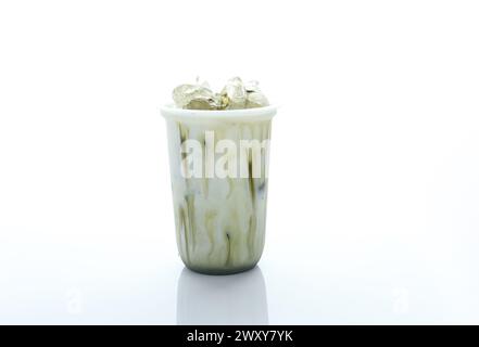 Eiskalter Matcha Latte Milk Tea isoliert auf weißem Hintergrund Stockfoto