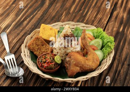 Nasi Tutug Oncom, traditionelles sundanisches Gericht Reis gemischt mit fermentierten Oncom Sojabohnenprodukten, serviert mit Sambal und gebratenem Huhn Stockfoto