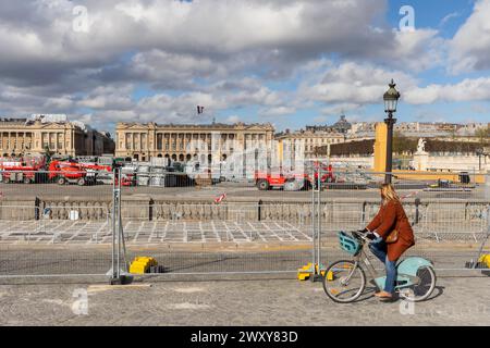 Paris, Frankreich. März 2024. Vincent Isore/IP3; Paris, Frankreich 28. März 2024 - die Menschen passieren die olympische Baustelle des Stadtparks am Place de La Concorde als Teil von Paris 2024. Der Place de la Concorde wurde ausgewählt, um die BMX Freestyle-, Break-, Skateboarding- und 3 x 3 Basketball-Events während der Olympischen Spiele 2024 in Paris, PLACE DE LA CONCORDE, PARC URBAIN LA CONCORDE, OLY, COJOP, JEUX OLYMPIQUESN PARIS 2024, INSTALLATION, STADE, TRAVAUX, ILLUSTRATION, GENERIQUE, MISE EN PLACE, CHANTIER Credit: MAXPPP/Alamy Live News Stockfoto