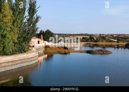 Malpartida de Caceres, Caceres, Spanien - 23. Oktober 2023: Vostell-Museumsgebäude im Naturdenkmal Los Barruecos inmitten des Caceres-Penepls Stockfoto