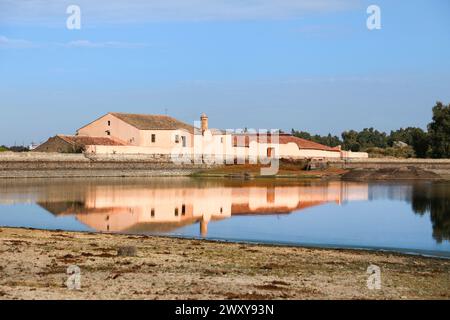 Malpartida de Caceres, Caceres, Spanien - 23. Oktober 2023: Vostell-Museumsgebäude im Naturdenkmal Los Barruecos inmitten des Caceres-Penepls Stockfoto