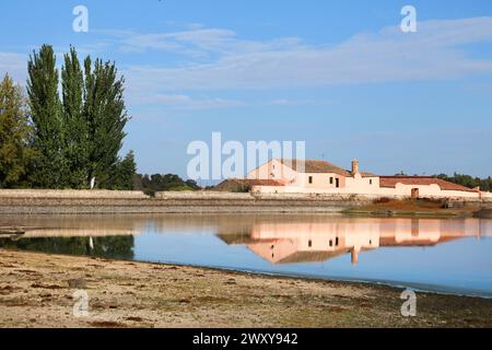 Malpartida de Caceres, Caceres, Spanien - 23. Oktober 2023: Vostell-Museumsgebäude im Naturdenkmal Los Barruecos inmitten des Caceres-Penepls Stockfoto