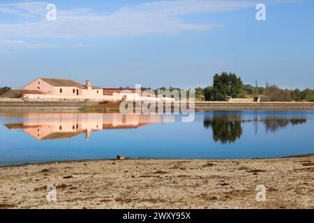 Malpartida de Caceres, Caceres, Spanien - 23. Oktober 2023: Vostell-Museumsgebäude im Naturdenkmal Los Barruecos inmitten des Caceres-Penepls Stockfoto