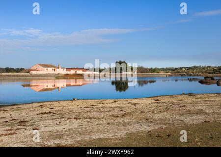 Malpartida de Caceres, Caceres, Spanien - 23. Oktober 2023: Vostell-Museumsgebäude im Naturdenkmal Los Barruecos inmitten des Caceres-Penepls Stockfoto