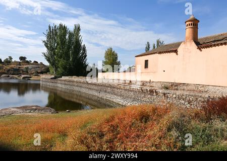 Malpartida de Caceres, Caceres, Spanien - 23. Oktober 2023: Vostell-Museumsgebäude im Naturdenkmal Los Barruecos inmitten des Caceres-Penepls Stockfoto