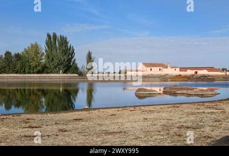 Malpartida de Caceres, Caceres, Spanien - 23. Oktober 2023: Vostell-Museumsgebäude im Naturdenkmal Los Barruecos inmitten des Caceres-Penepls Stockfoto