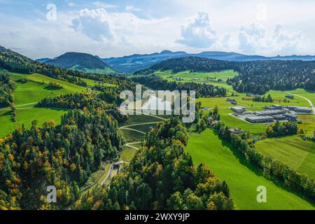 Luftaufnahme des Dorfes Krumbach im vorderen Bregenzerwald in Vorarlberg Stockfoto