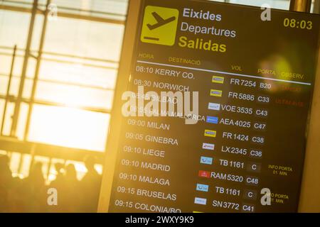 Informationstafeln am Flughafen Alicante-Elche Stockfoto