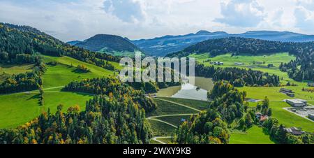 Luftaufnahme des Dorfes Krumbach im vorderen Bregenzerwald in Vorarlberg Stockfoto