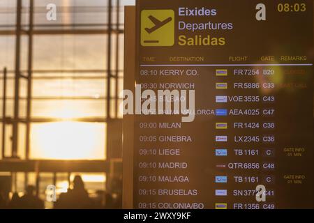 Informationstafeln am Flughafen Alicante-Elche Stockfoto