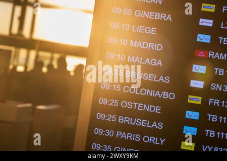 Informationstafeln am Flughafen Alicante-Elche Stockfoto