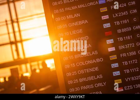 Informationstafeln am Flughafen Alicante-Elche Stockfoto